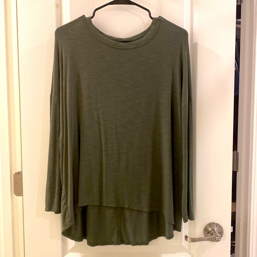 Only worn once it says small but it’s suppose to be loose fitted so it fits big